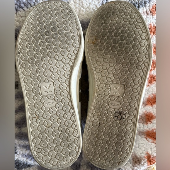 Veja Campo Leather w/Suede Detail in Khaki - Picture 8 of 8